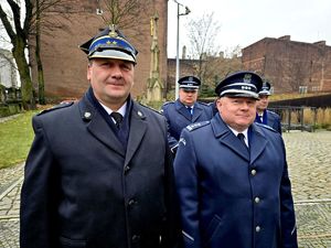 na zdjęciu komendant bytomskiej jednostki i komendant bytomskiej straży pożarnej