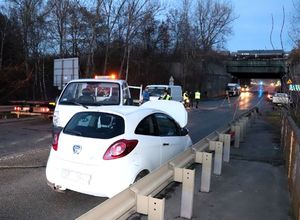 na zdjęciu dwa pojazdy dostawcze, jeden osobowy, obok laweta, a także mundurowi na drodze
