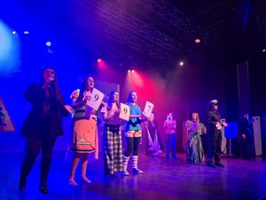 na zdjęciu aktorzy na scenie w trakcie przedstawienia