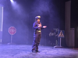 na scenie przebrana za policjantkę dziewczyna
