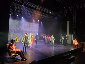 na zdjęciu aktorzy na scenie w trakcie przedstawienia