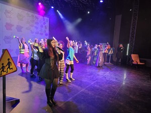 na zdjęciu aktorzy na scenie w trakcie przedstawienia