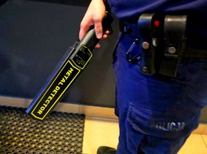 w dłoni policjanta metal detector