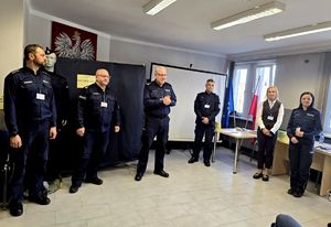 na zdjęciu zastępca bytomskiego komendanta i kilku funkcjonariuszy