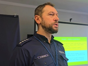 na zdjęciu policjant