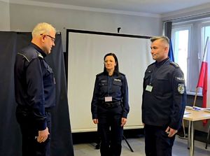 na zdjęciu zastępca bytomskiego komendanta policjant i policjantka