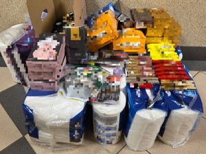 na zdjęciu opakowania kaw i herbat, ręczniki papierowe, tusze do rzęs