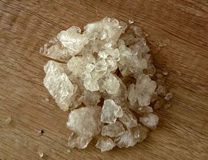 na zdjęciu biała zbrylona substancja przypominająca kryształy