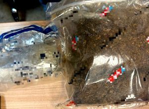 na zdjęciu swa worki leżące na stole, w jednym susz brązowego koloru, w drugim biała substancja