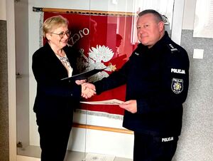 na zdjęciu Pani dyrektor szkoły i bytomski komendant