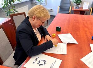 na zdjęciu Pani dyrektor podpisuje porozumienie