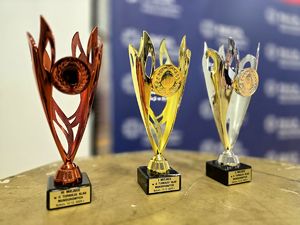 na zdjęciu trzy puchary