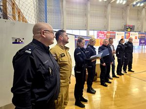 na zdjęciu mundurowi i prezydent miasta ustawieni w szeregu