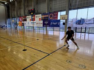 na zdjęciu uczeń biegnący pomiędzy pachołkami na sali