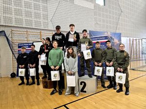 na zdjęciu trzy drużyny stojące na podium