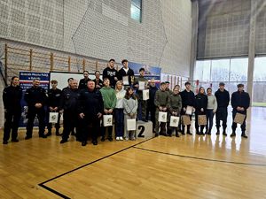 na zdjęciu bytomski komendant, mundurowi i drużyny uczestniczące w turnieju