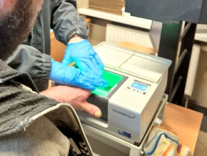 pobieranie śladów daktyloskopijnych