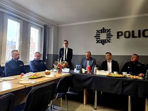 na zdjęciu prokurator obok prezydent miasta, bytomski komendant, zaproszeni goście i mundurowi