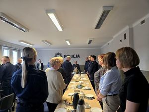 na zdjęciu kapelan, zaproszeni goście i mundurowi