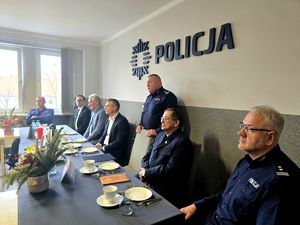 na zdjęciu bytomski komendant stojący przy stole, obok zaproszeni goście i mundurowi