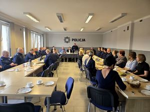 na zdjęciu bytomski komendant stojący przy stole, obok zaproszeni goście i policjanci siedzący przy stołach