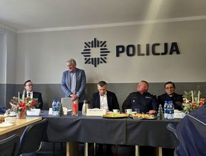 na zdjęciu Przewodniczący Komisji Komunalnej i Porządku Publicznego, prezydent miasta obok bytomski komendant, zaproszeni goście i mundurowi