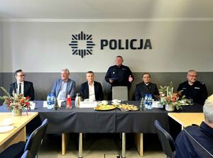 na zdjęciu bytomski komendant stojący przy stole, obok zaproszeni goście