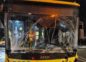 na zdjęciu przód autobusu z rozbitą szybą czołową