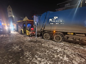 na zdjęciu kolizja dwóch pojazdów, autobusu i śmieciarki