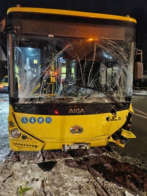 na zdjęciu przód autobusu z rozbitą szybą czołową