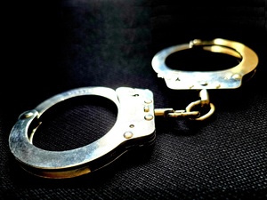 na zdjęciu kajdanki na ciemnym tle