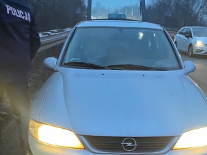 na zdjęciu samochód osobowy przy nim policjant
