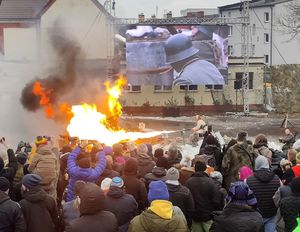 na zdjęciu widowisko historyczne, widoczny płomień, żołnierze i zgromadzone osoby