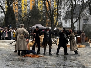 na zdjęciu osoby w trakcie widowiska historycznego