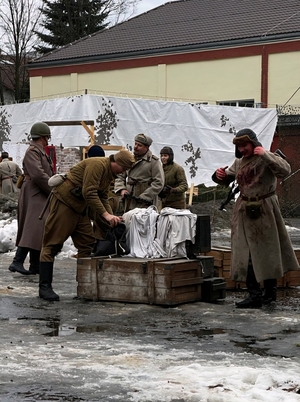 na zdjęciu żołnierze i przebrane osoby w trakcie widowiska historycznego