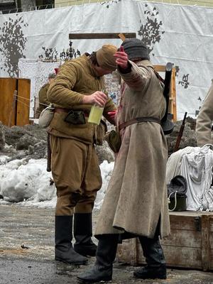 na zdjęciu dwie przebrane osoby w trakcie widowiska historycznego