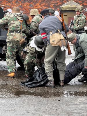 na zdjęciu żołnierze i przebrane osoby w trakcie widowiska historycznego
