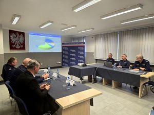 na zdjęciu policjanci w sali na krzesłach