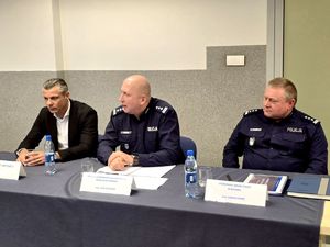 na zdjęciu trzej policjanci siedzący w sali na krzesłach