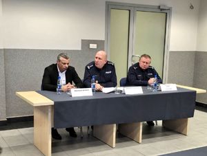 na zdjęciu trzej policjanci siedzący w sali na krzesłach
