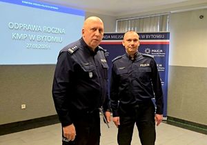 na zdjęciu dwaj policjanci stojący obok siebie