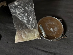 na zdjęciu biały proszek w przezroczystym worku