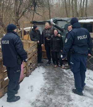 na zdjęciu dwaj policjanci przy altanach, przy nich cztery osoby