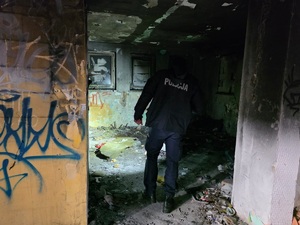 na zdjęciu policjant w pustostanie