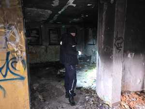 na zdjęciu policjant w pustostanie