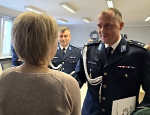 na zdjęciu policjant składający życzenia pracownikom cywilnym