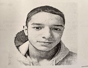 17-latek szczupłej budowy ciała, ma krótkie ciemne włosy.