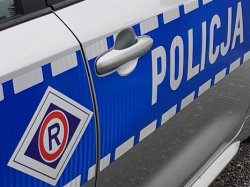na zdjęciu widoczny jest bok radiowozu z napisem POLICJA i literą R