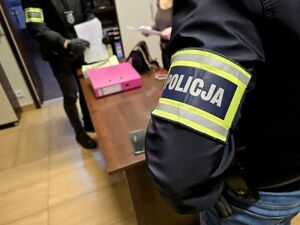 policjanci w trakcie przeszukania pomieszczenia