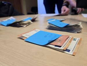 leżące na stole banknoty